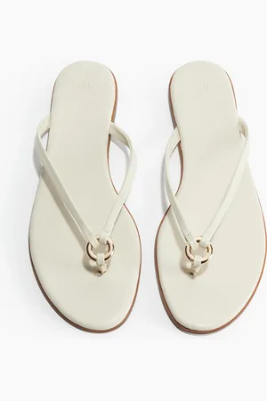 H&M Infradito con anello decorativo