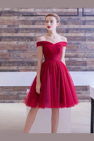 milanoo.com Abito da ballo 2025 Abito da cocktail in tulle bordeaux con spalle scoperte Abito da ritorno a casa con una linea increspata al ginocchio