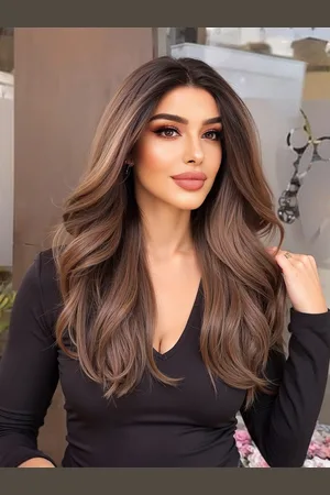 milanoo.com Parrucche sintetiche per donne con capelli castani lunghi e ricci con riga centrale 2025
