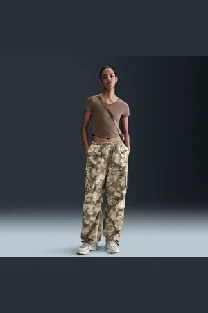 Nike Pantaloni cargo camo oversize a vita media Sportswear – Donna