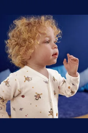 Petit Bateau Pigiama per neonato in velluto con stampa raffigurante un piccolo pinguino nello spazio