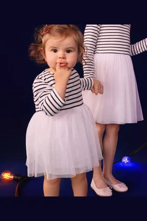 Petit Bateau Abito in tubique a righe e tulle neonato