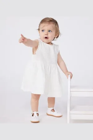 Petit Bateau Abito senza maniche in sangallo di cotone bianco neonato