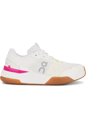 On Running The Roger Advantage Pro Sneaker in