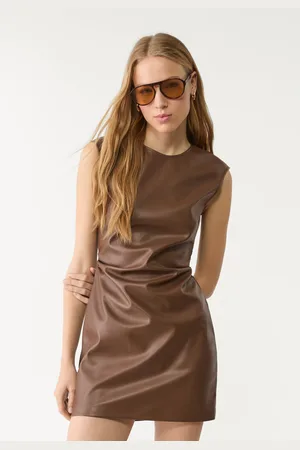 Stradivarius Vestito corto in finta pelle con mini maniche XS
