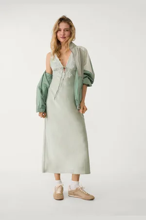 Stradivarius Abito midi satinato con pizzo S