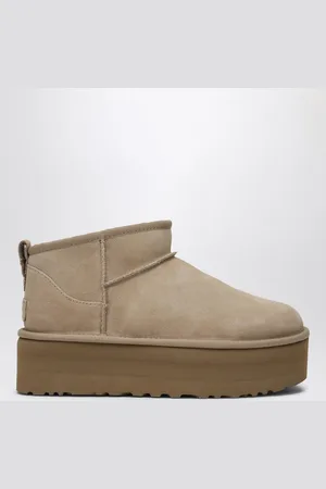 UGG Stivali Classic Ultra Mini con Plateau color sabbia