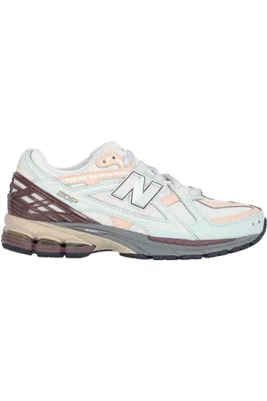 New Balance Sneakers logate