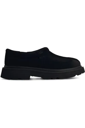 UGG Scarpe in pelle scamosciata nera di Tasman