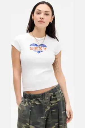 Urban Outfitters UO Sexy Maglietta Baby con Slogan Cuore di in