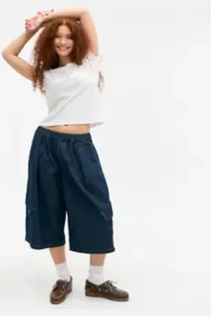 BDG Dallas Cropped Cargo Jeans in a Urban Outfitters