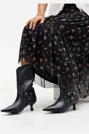 Urban Outfitters UO Black Harness Pointed Leather Boots di in
