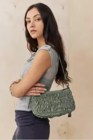 Urban Outfitters UO Borsa a Spalla Piccola in Ecopelle Arricciata di in