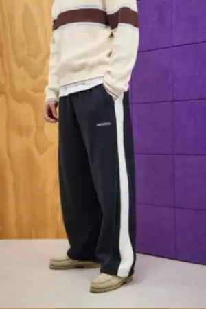 iets frans... Iets frans. Pantaloni della Tuta Baggy Harri Neri Pannellati in a Urban Outfitters