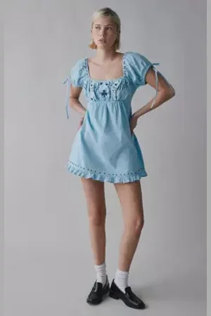 Kimchi Blue Marcella Embroidered Tie-Back Babydoll Mini Dress a Urban Outfitters