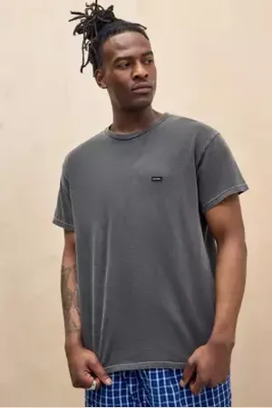 iets frans... Iets frans. T-Shirt Nera con Stemma Lavato in a Urban Outfitters