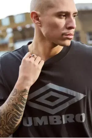 Umbro T-shirt Nera Lavata Esclusiva UO in