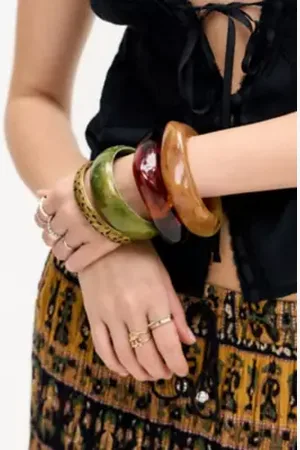 Urban Outfitters UO Tortoiseshell Chunky Resin Bangle di in