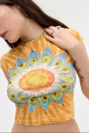 Urban Outfitters Maglietta Baby UO Tie Dye con Borchie in Batista di in
