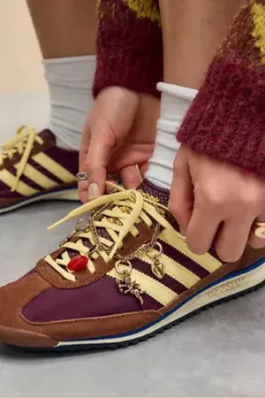 Urban Outfitters UO Vintage Trinket Shoe Charm di in