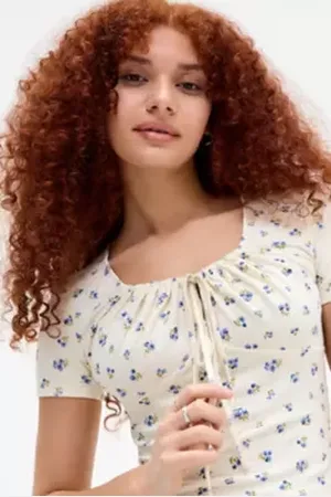 Daisy Street Top Floreale con Nodo Frontale in a Urban Outfitters