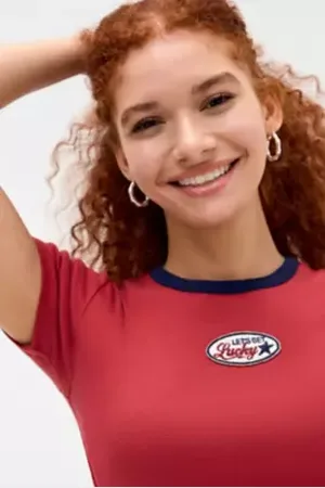 BDG Maglietta Baby Lucky Badge in a Urban Outfitters
