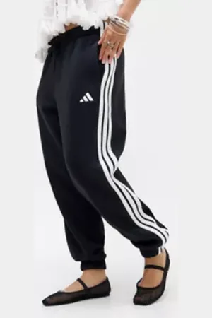 adidas Jogger con Polsini a 3 Strisce in a Urban Outfitters
