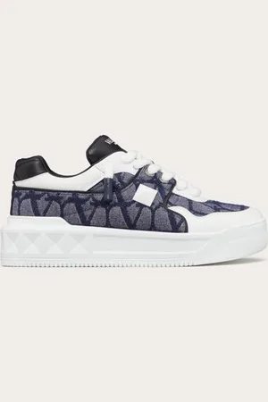 VALENTINO GARAVANI SNEAKER LOW-TOP ONE STUD XL IN NAPPA E TESSUTO JACQUARD TOILE ICONOGRAPHE CON EFFETTO DENIM Uomo 39