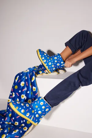 YSABEL MORA Confezione Stivali da casa in peluche per bambini e coperta English Breakfast