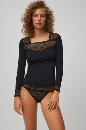 YSABEL MORA T-shirt nera in pizzo a maniche lunghe con scollo e polsini