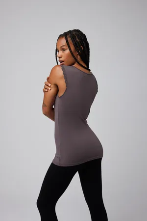 YSABEL MORA T-shirt termica senza maniche con dettagli in pizzo
