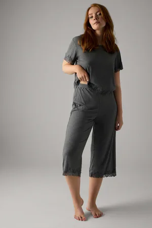 YSABEL MORA Set pigiama t-shirt a maniche corte e pantaloni lunghi dettagli in pizzo